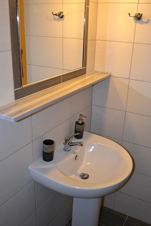 Riviera Rooms Himare Phòng bức ảnh