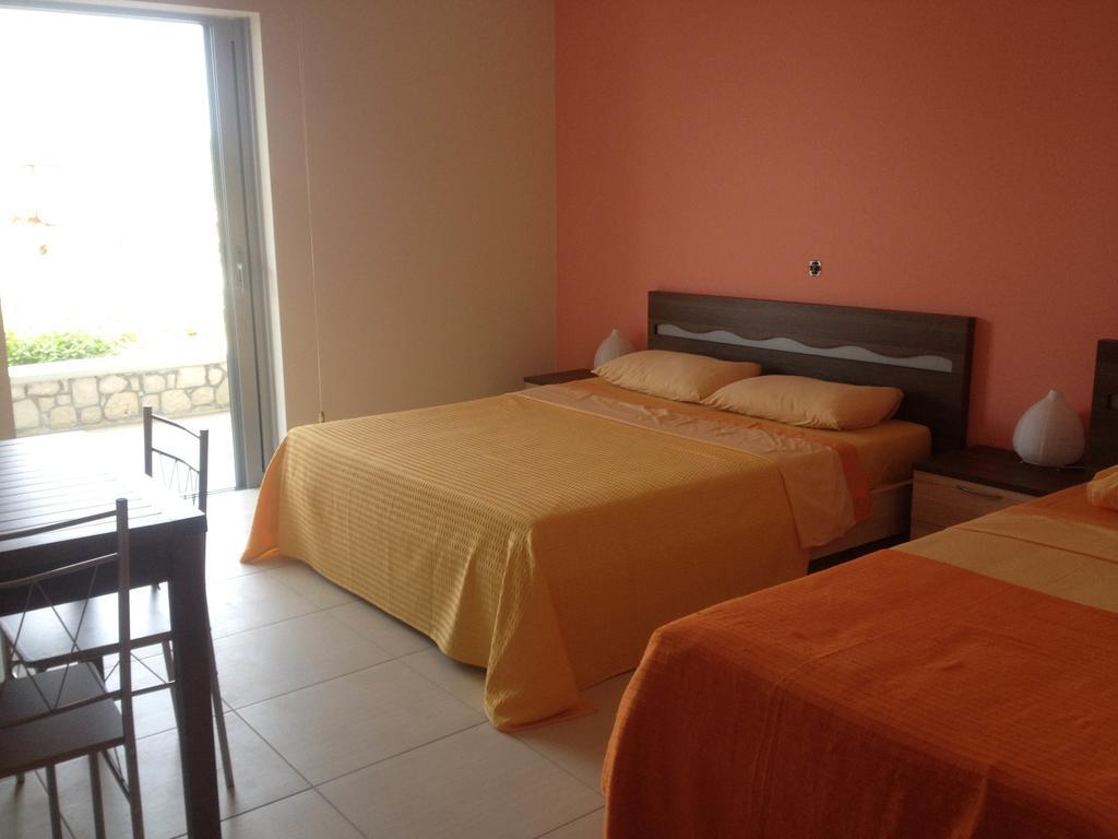 Riviera Rooms Himare Phòng bức ảnh